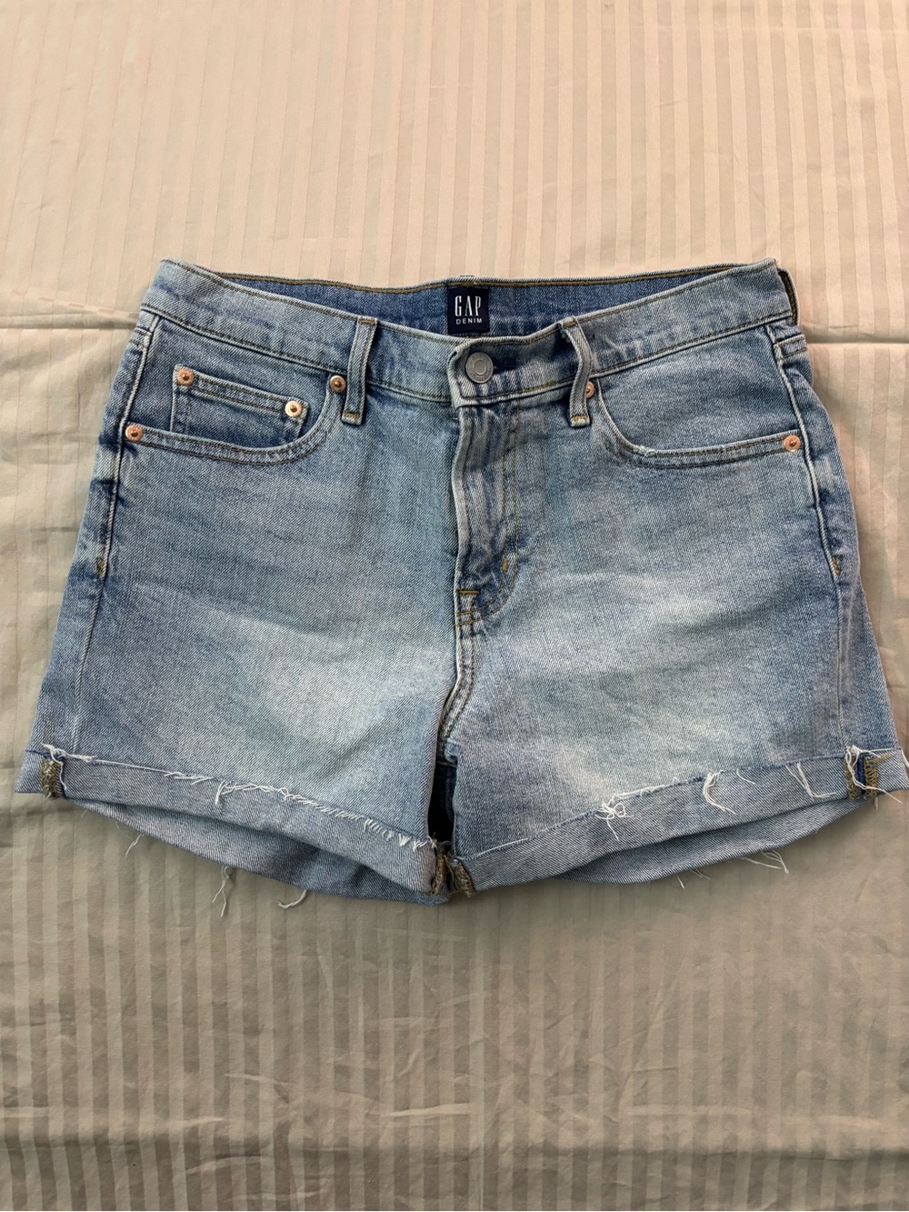 GAP Women's Cheeky Medium Rise Indigo Bleached Shorts Size 28 Festival
